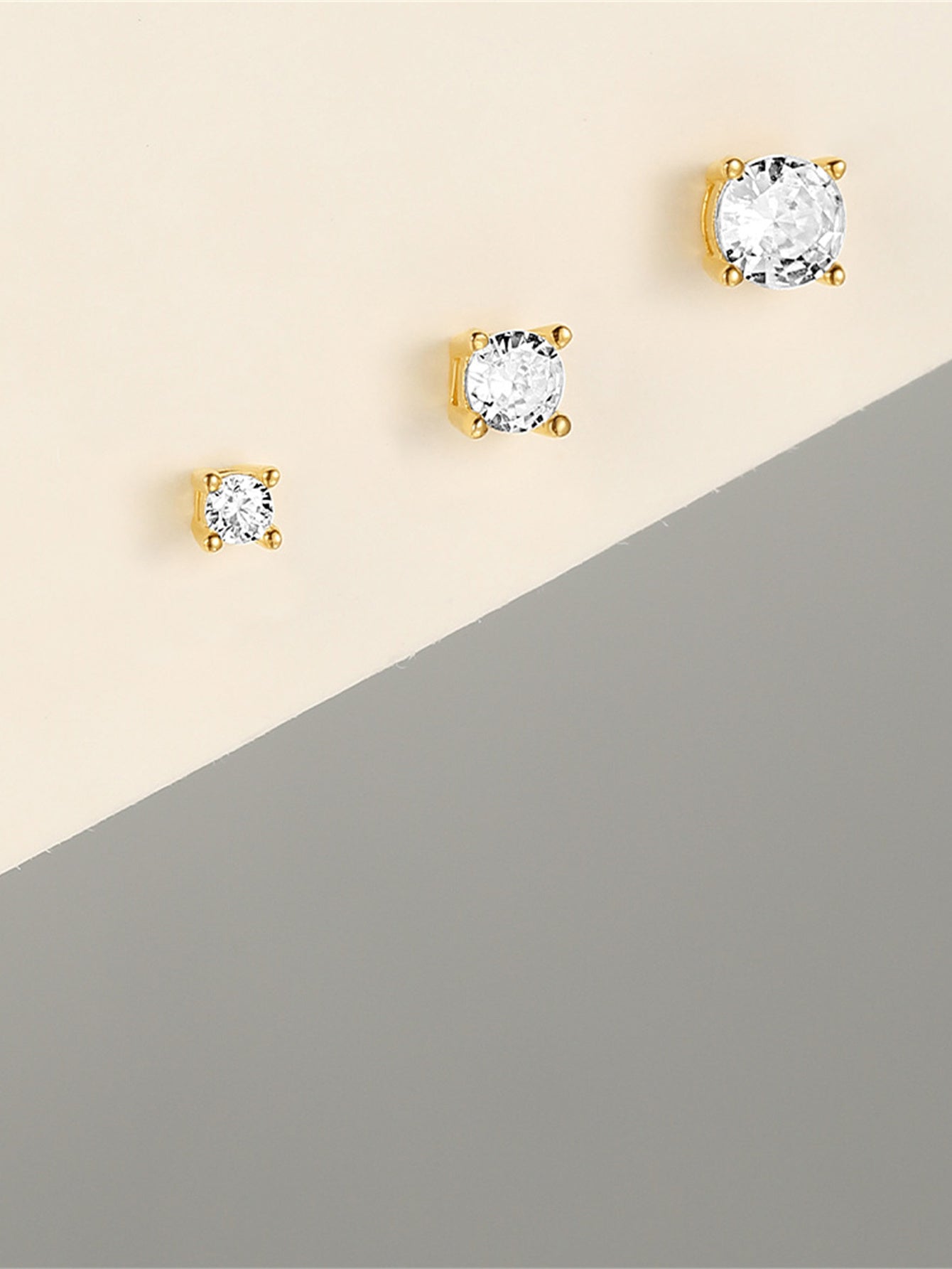 Evelyn – Fine guldøreringe med elegant buet design.