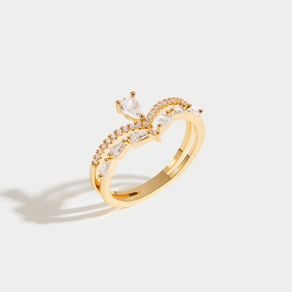 Amira – Guldring med delikat glans og krystal. Ring