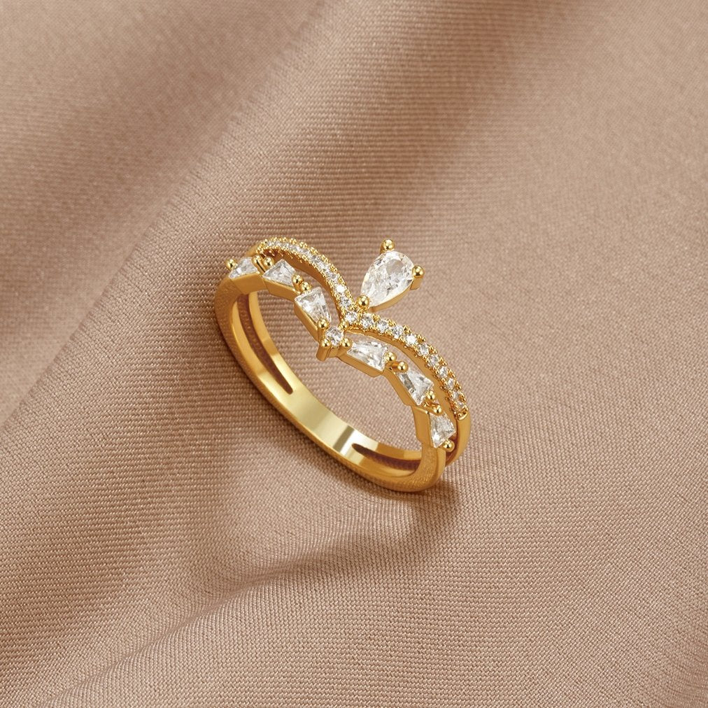 Amira – Guldring med delikat glans og krystal. 52 Ring