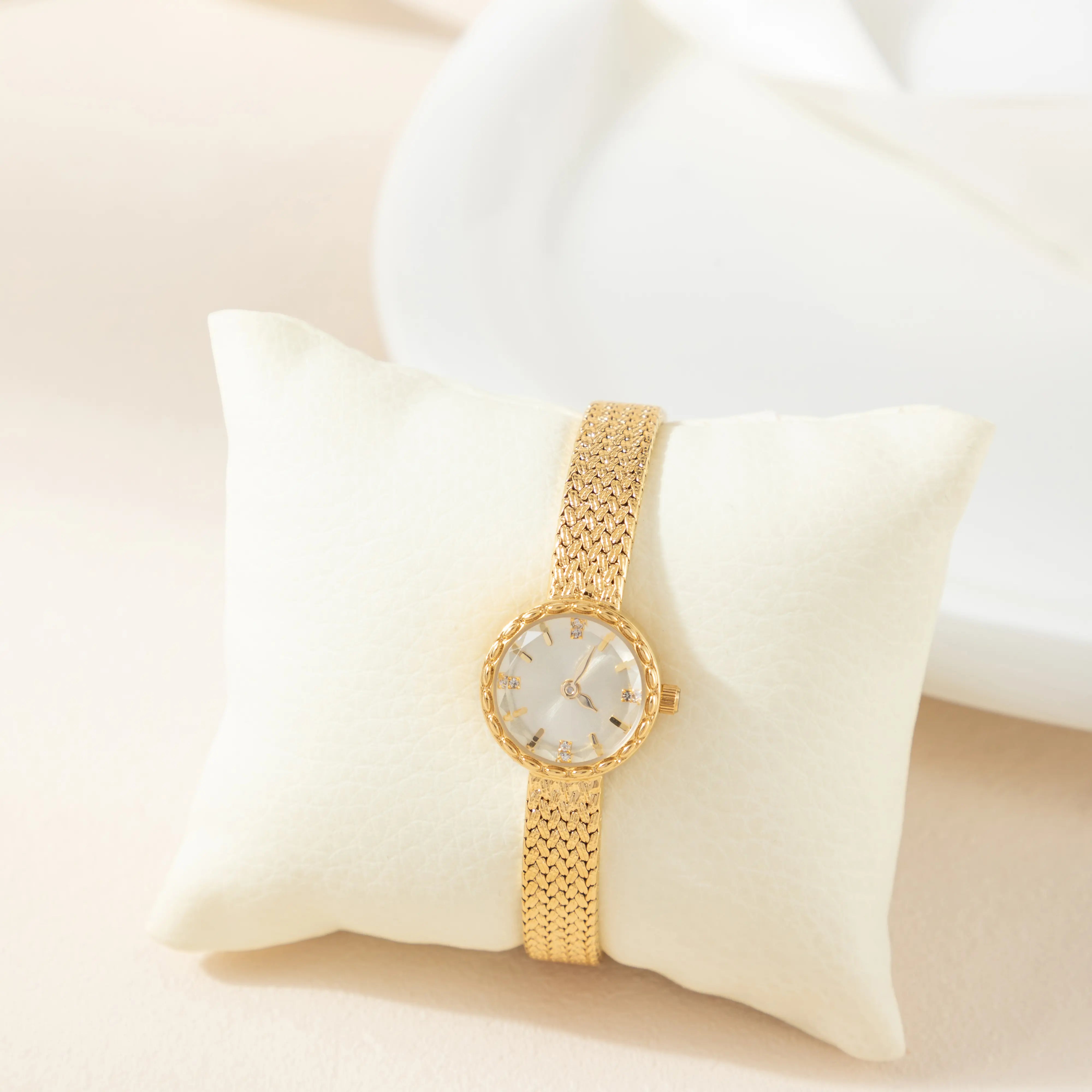 Magdalena – Goldene Uhr mit schmalem Band.