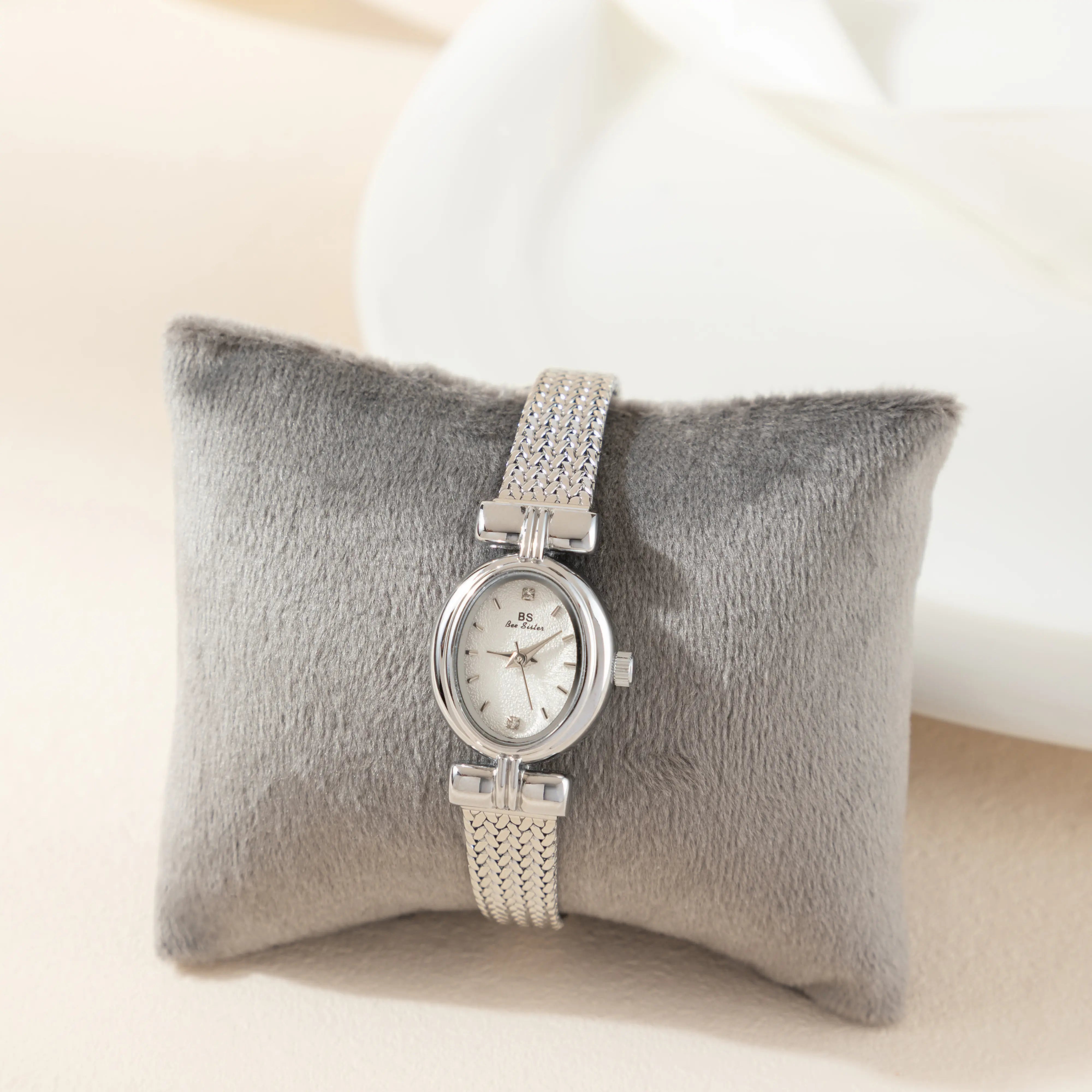 Selina – Gylden ur med ovalt design.