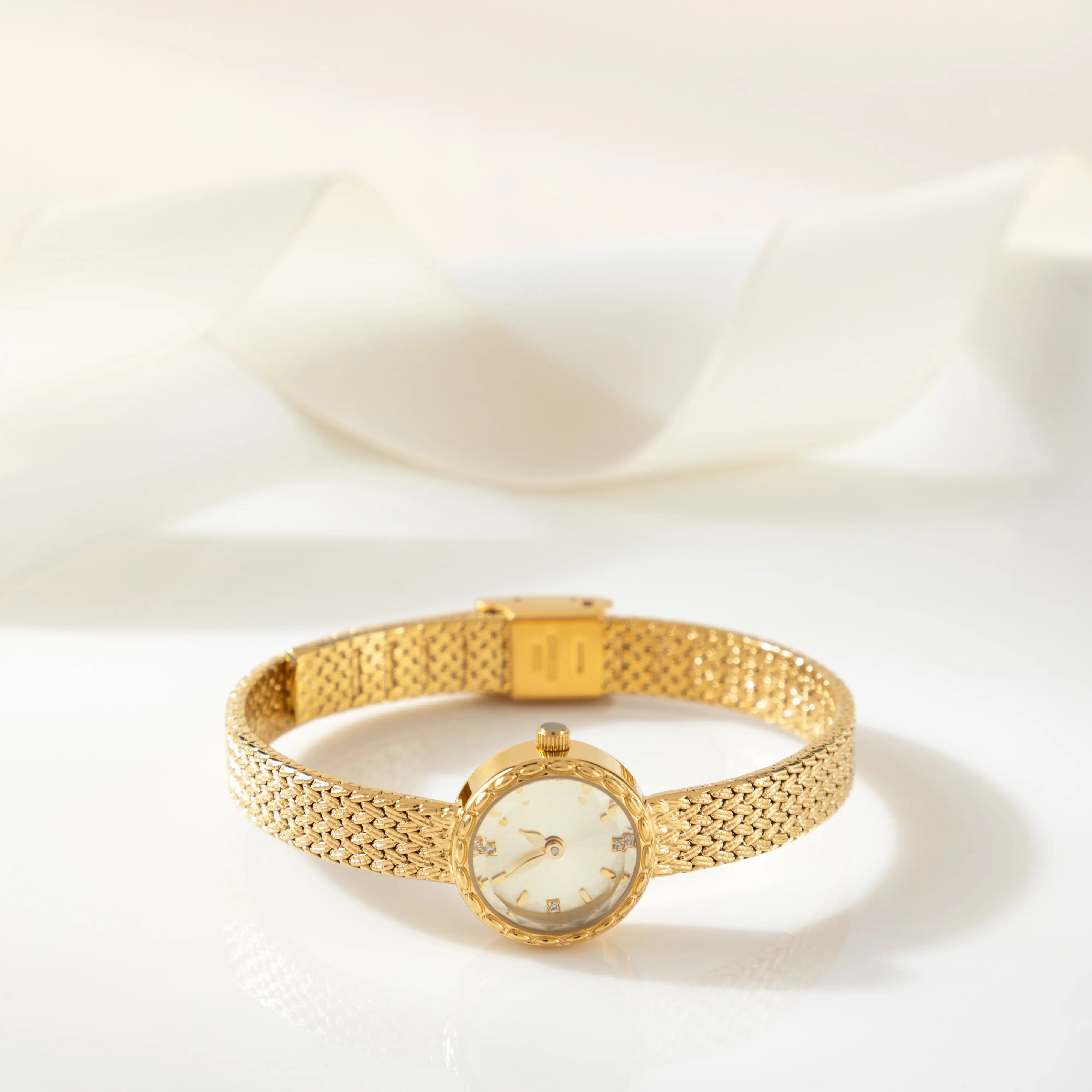 Magdalena – Goldene Uhr mit schmalem Band.