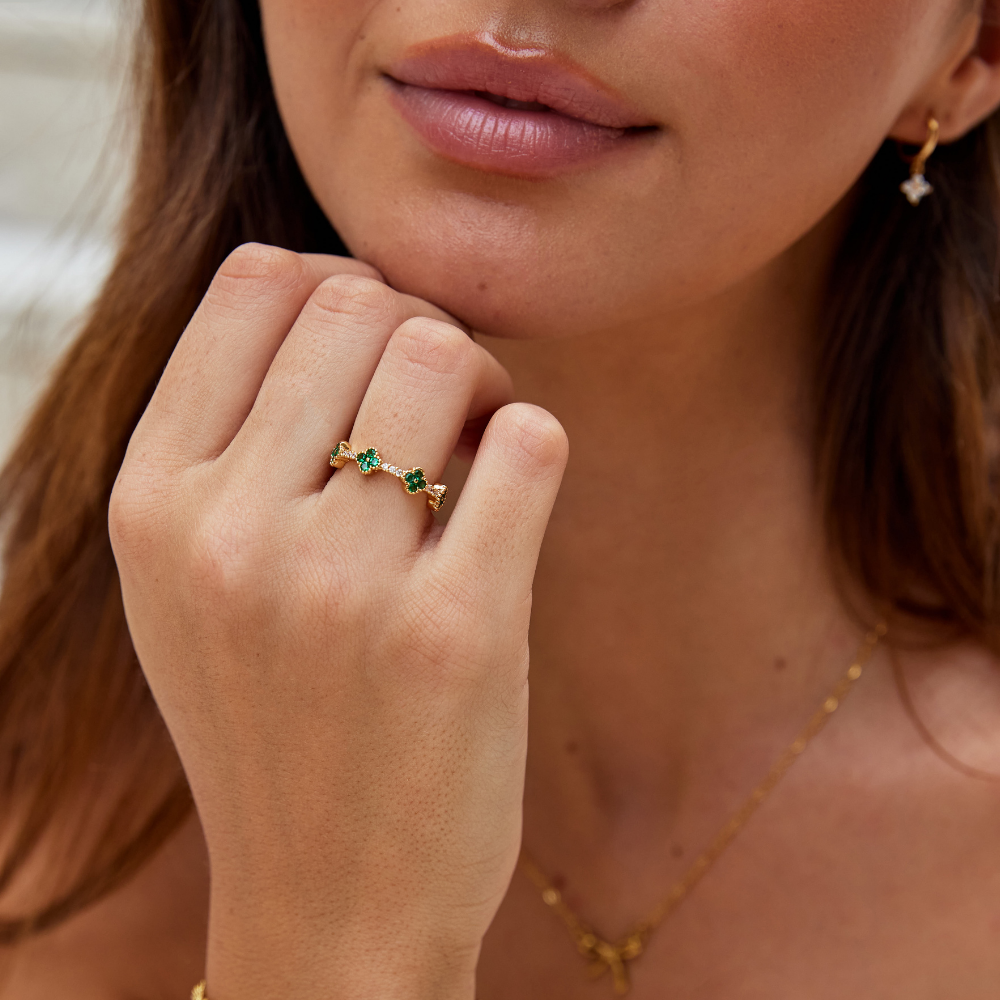 Annika – Goldring mit floralen Details und Smaragdelement. Ring