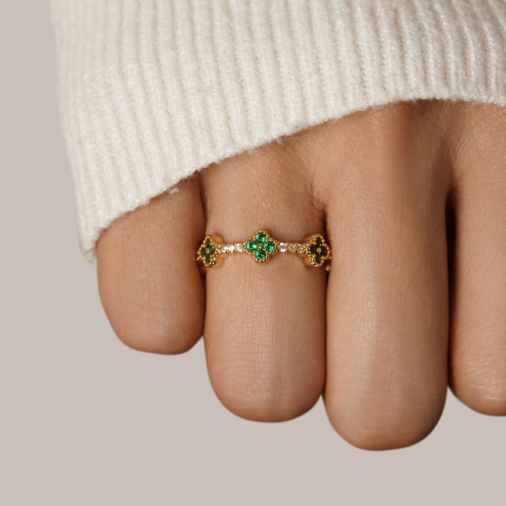 Annika – Goldring mit floralen Details und Smaragdelement. Ring