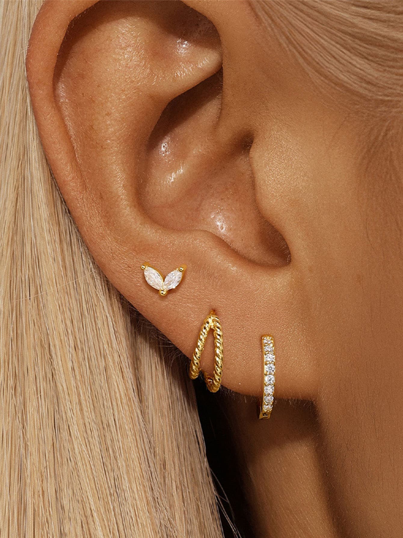 Mara – Guldøreringe med en delikat bevægelse.