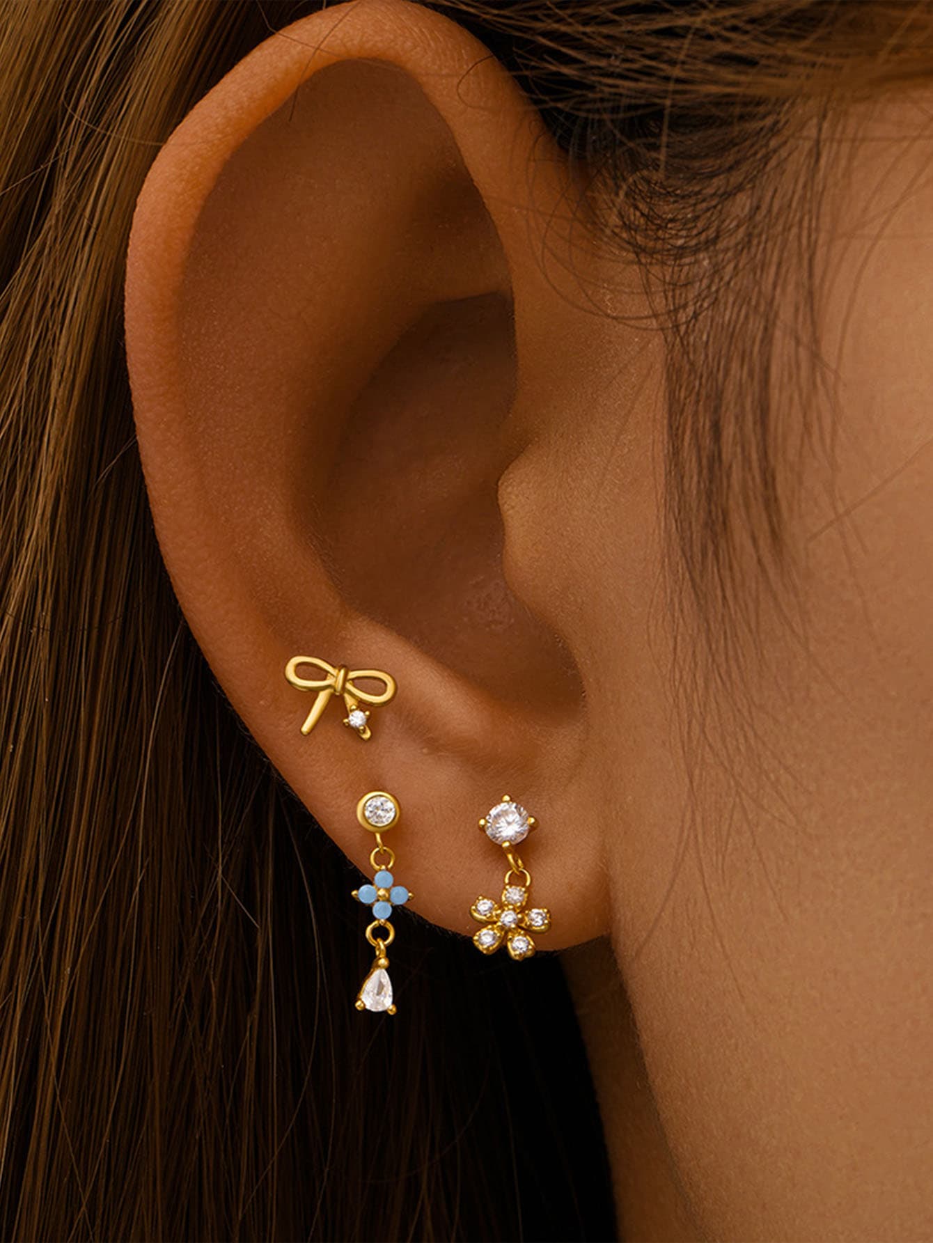 Veronika – Elegante øreringe med fine linjer.