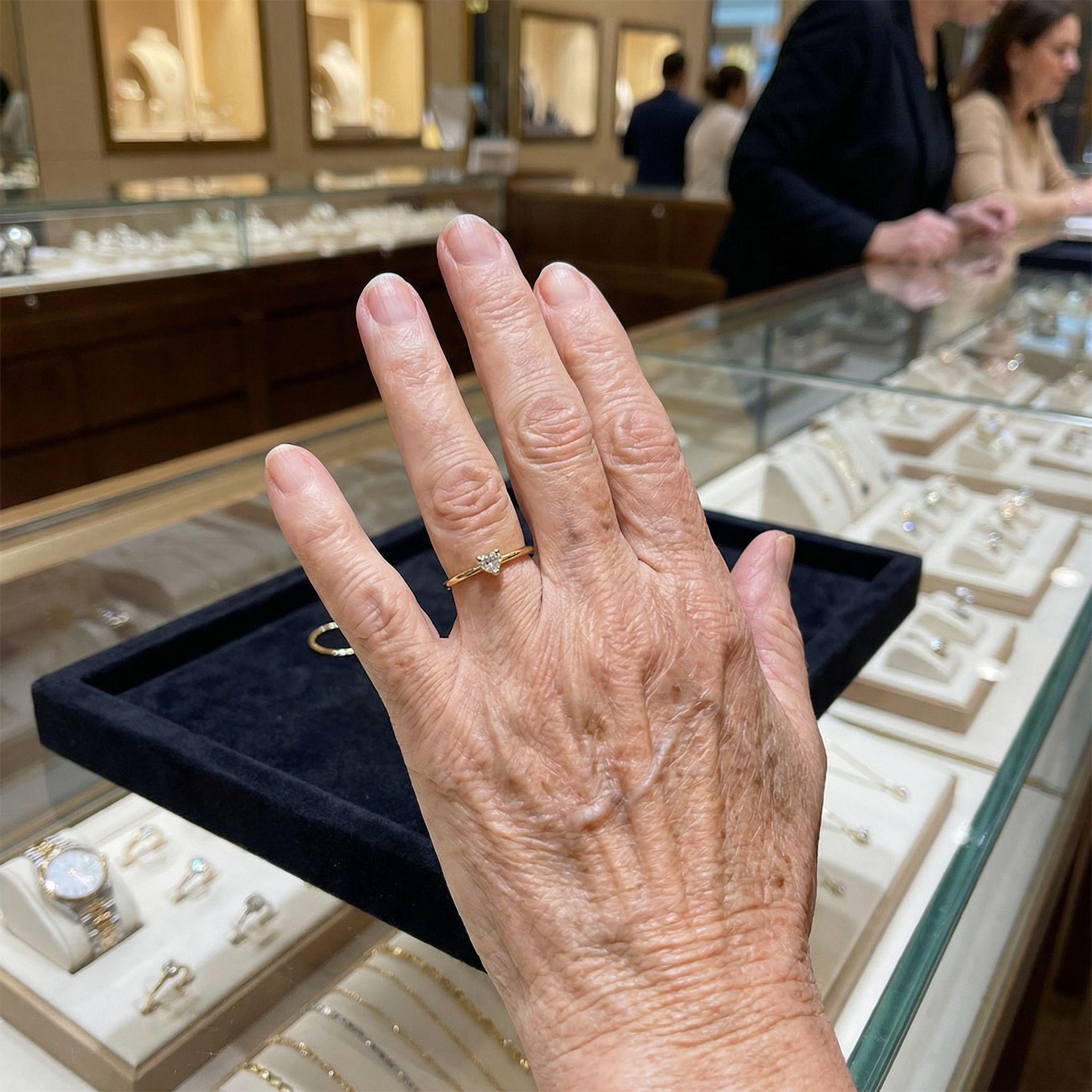 Leonie – Enkel guldring med glat overflade.