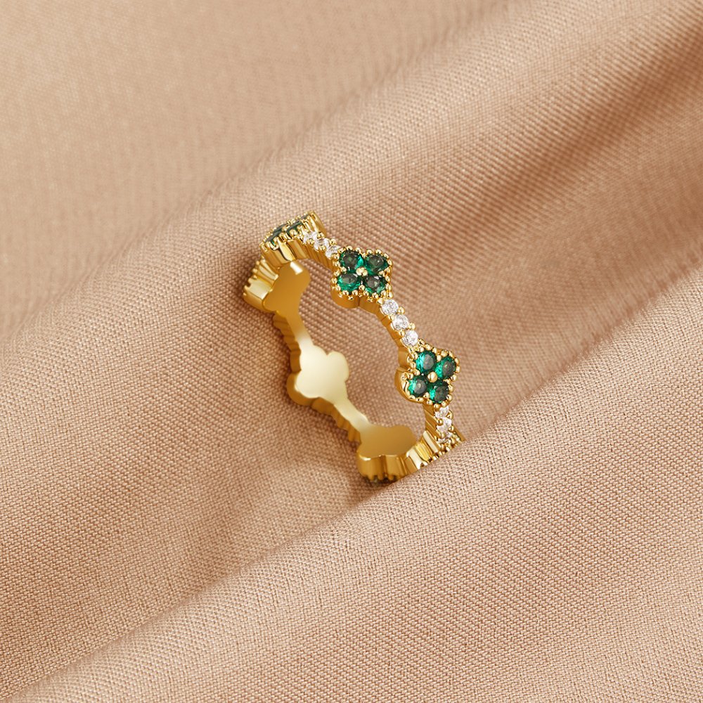 Annika – Goldring mit floralen Details und Smaragdelement. Ring