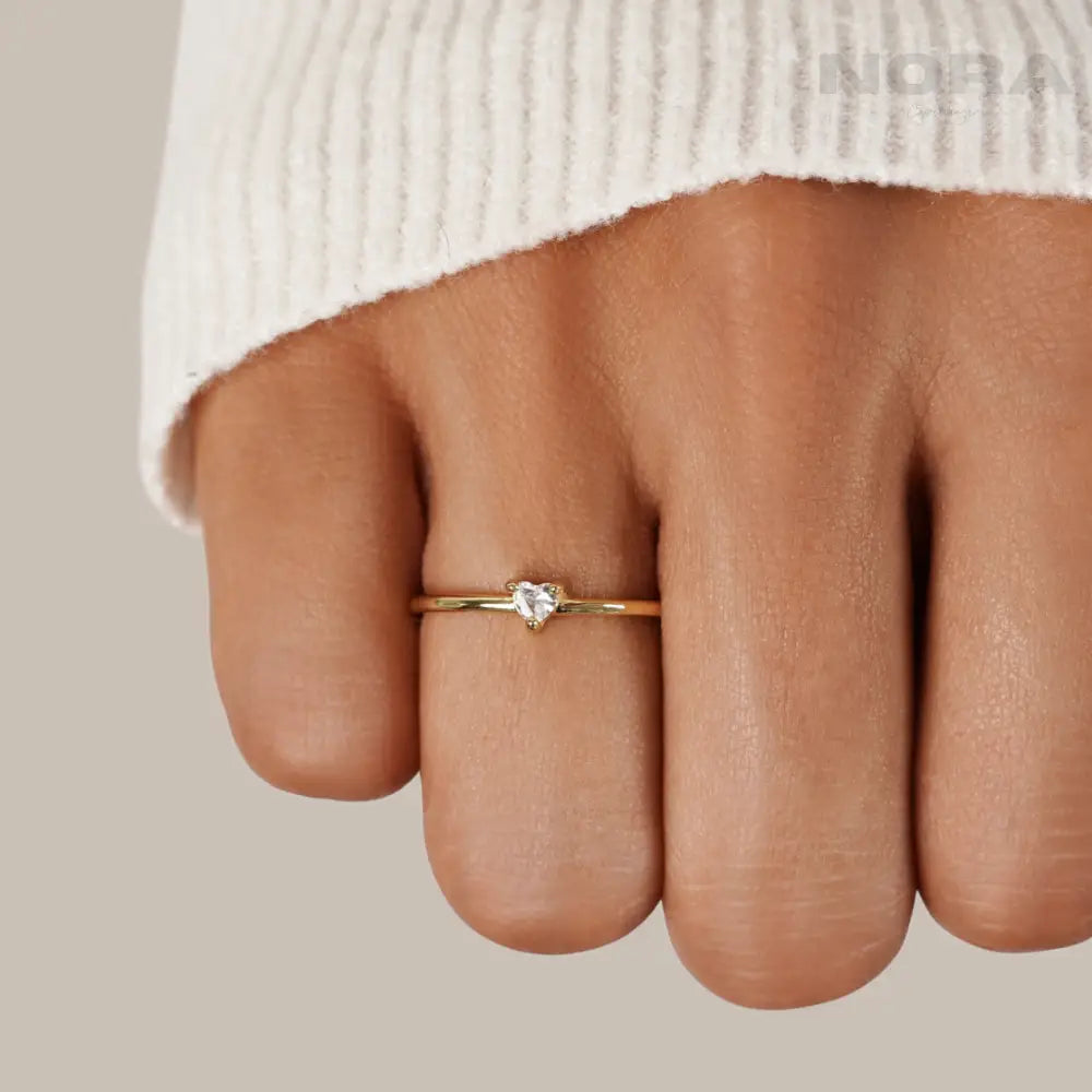 Leonie – Enkel guldring med glat overflade. Ring