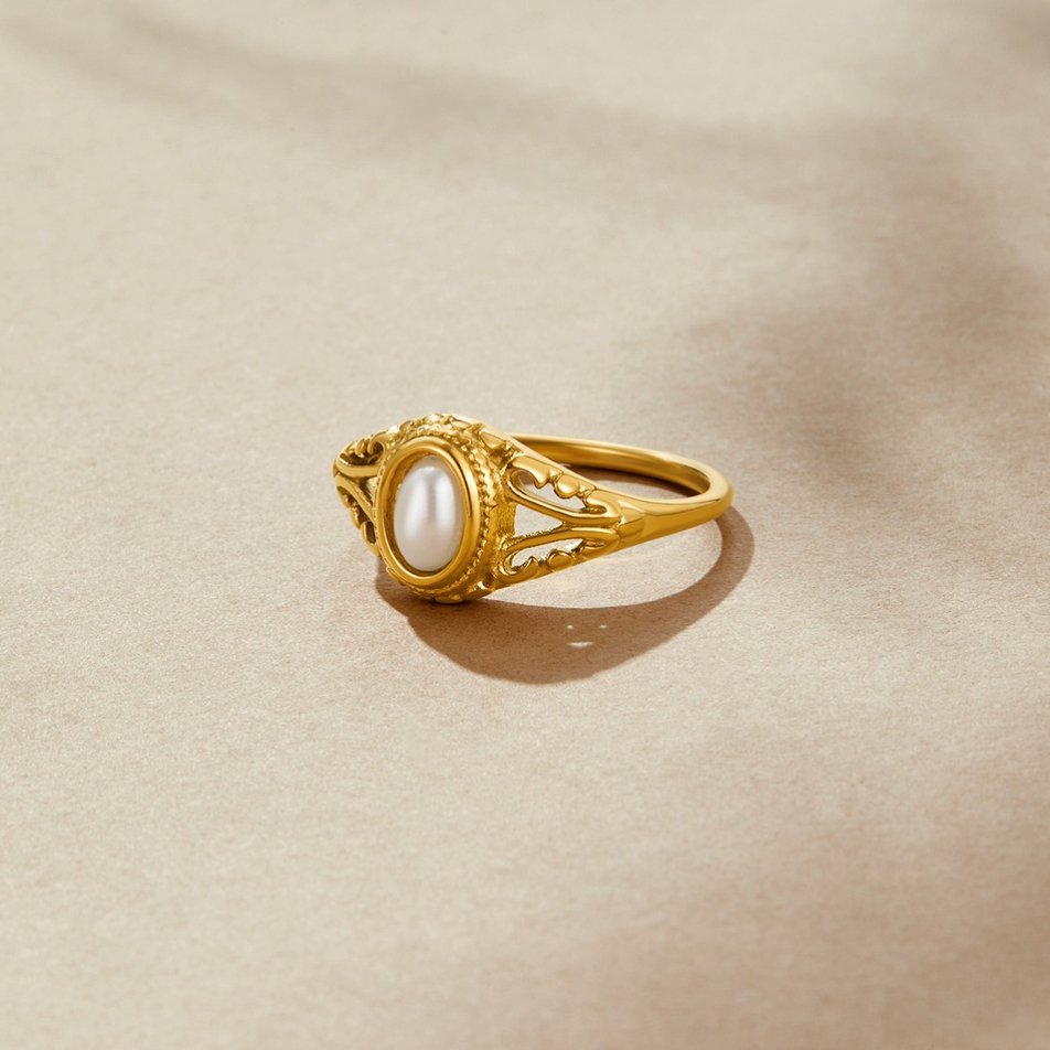 Nora – Gylden statement-ring med buet linje.