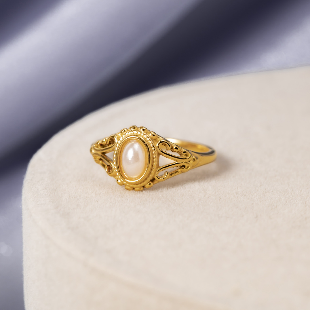 Nora – Gylden statement-ring med buet linje.