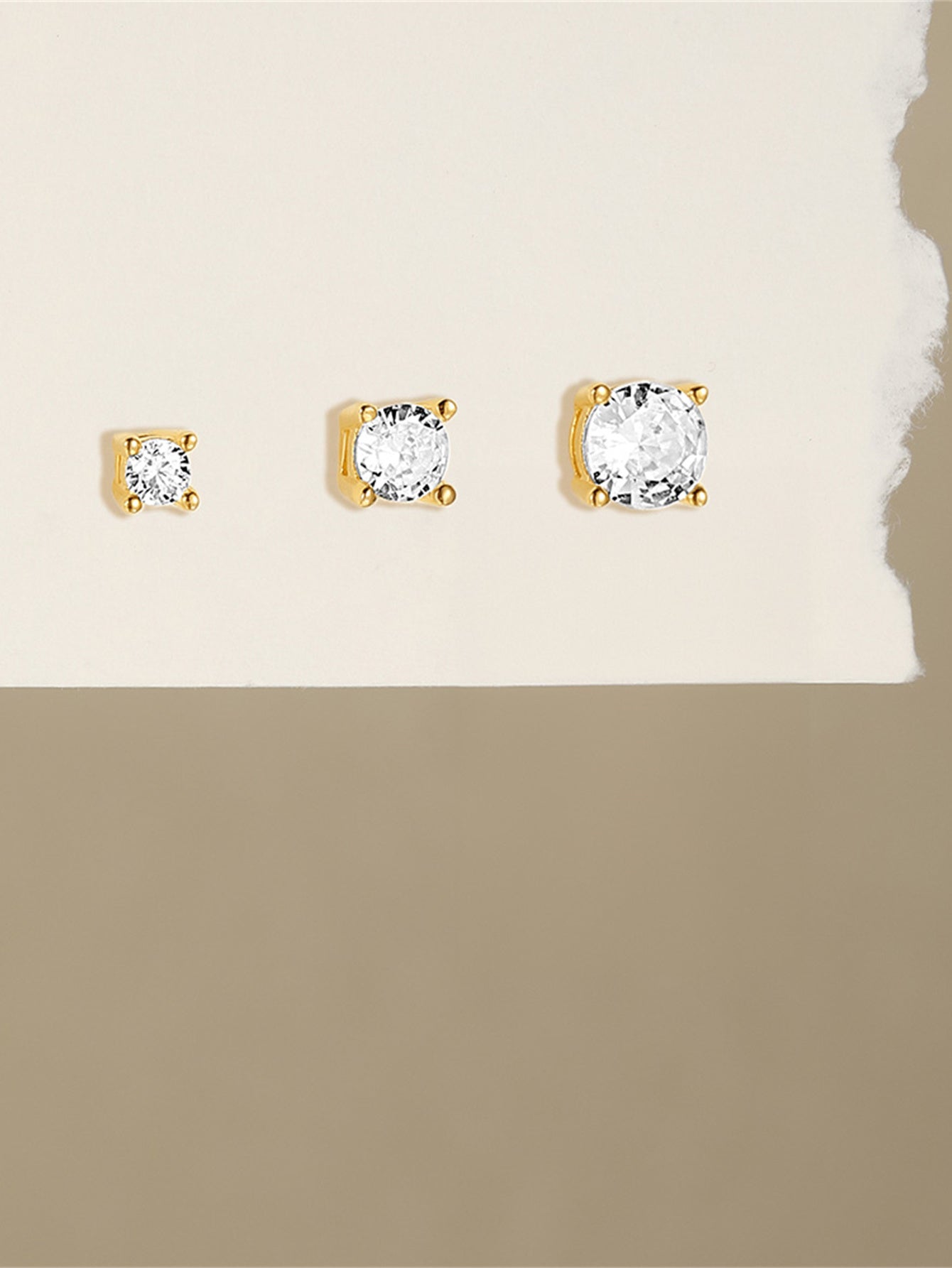 Evelyn – Fine guldøreringe med elegant buet design.