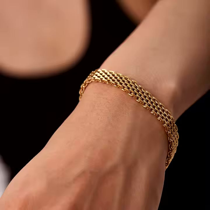 Lena – Delikat armbånd med enkel silhuet.