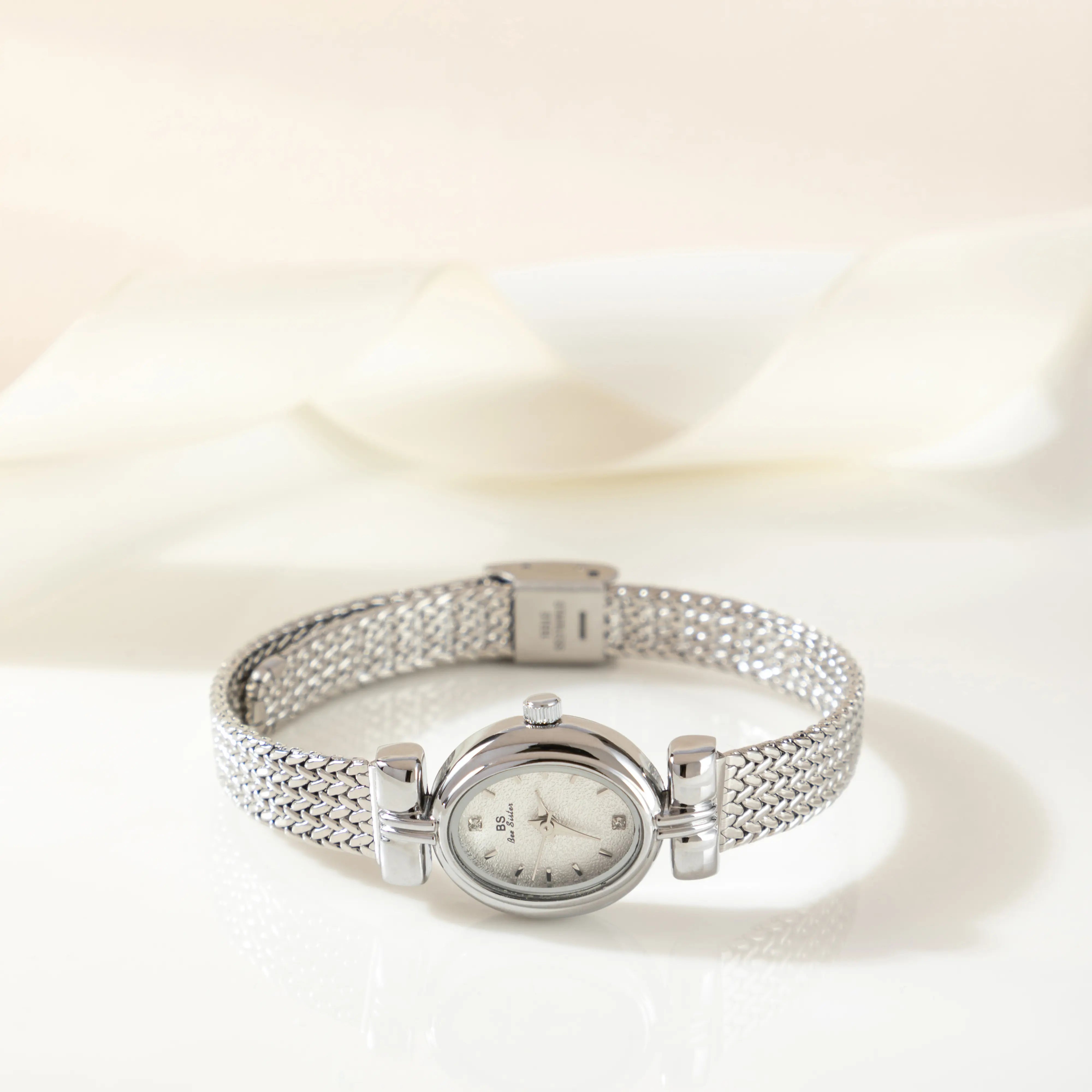 Selina – Gylden ur med ovalt design.
