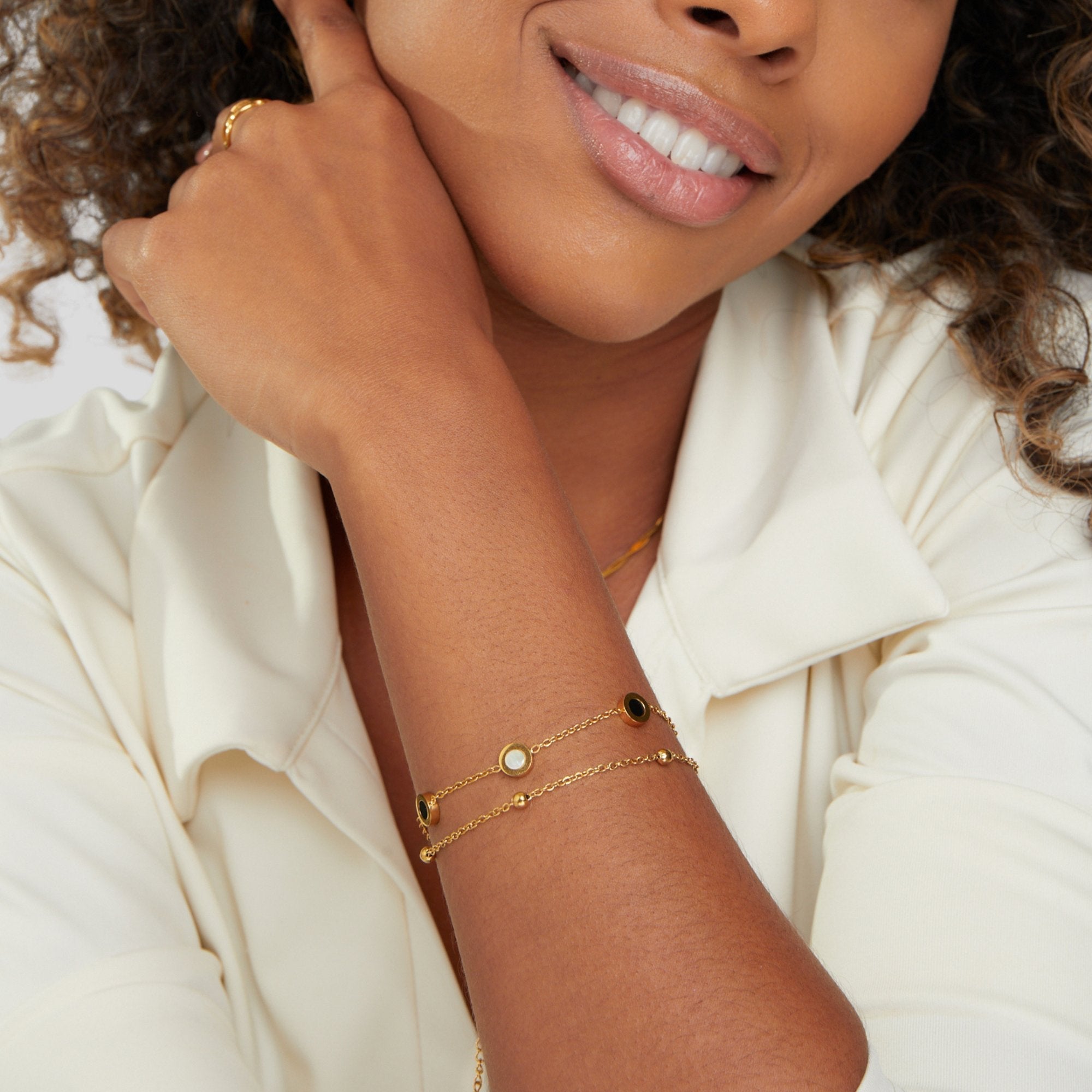 Armbånd af onyx og hvid sten