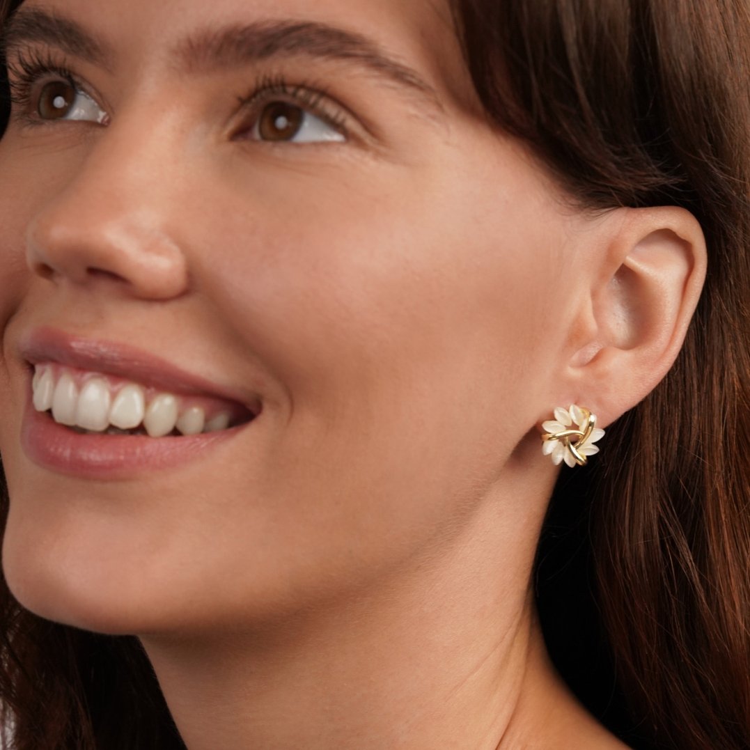 Emilia – Guldøreringe med blomsterdetaljer.